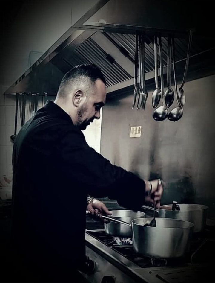 Nino Cordova Chef che cucina, in bianco e nero