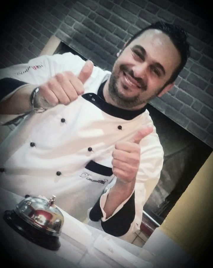 Nino Cordova Chef con il pollice alzato